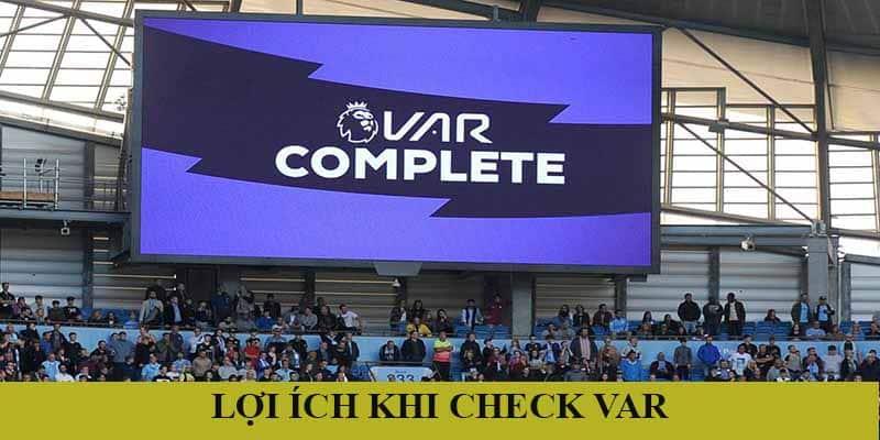 Lợi ích khi trọng tài check VAR